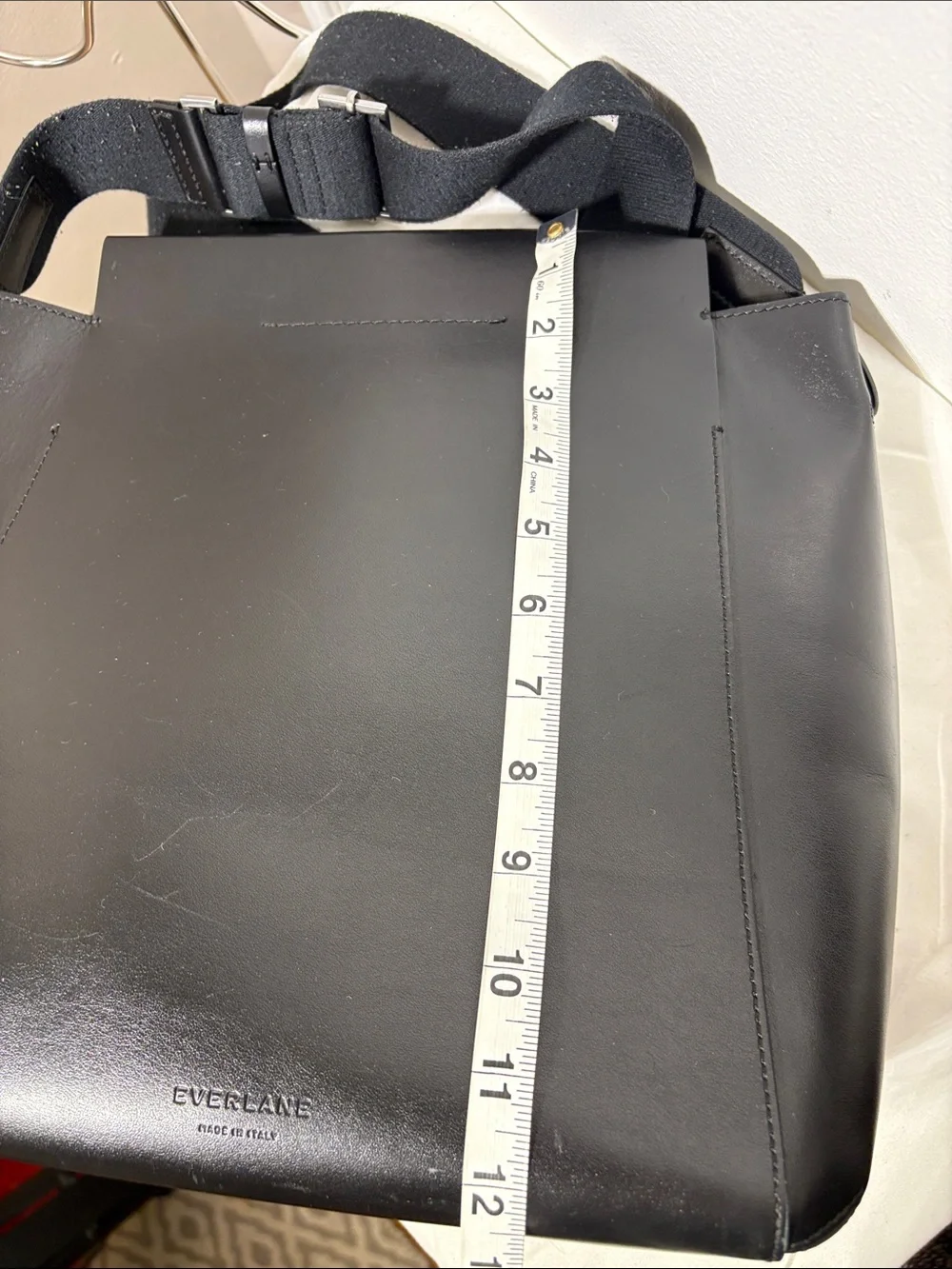 EVERLANE The Form Bag in black leather